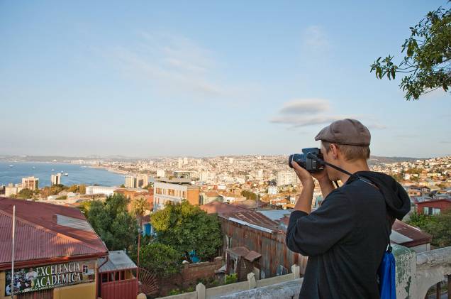 Turistas aproveitam a vista do Paseo 21 de mayo para fotografar a cidade de Valparaíso do alto - na ruazinha, existem várias bancas que vendem artesanato para turistas