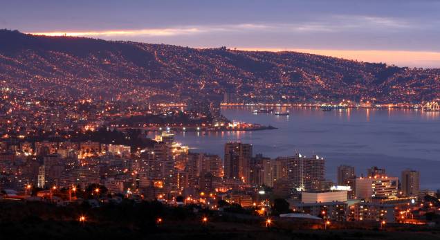 Valparaíso, juntamente com a Viña del Mar, são as cidades portuárias mais importantes do Chile, onde os turistas buscam faixas de areia badaladas para lagartear sob o sol