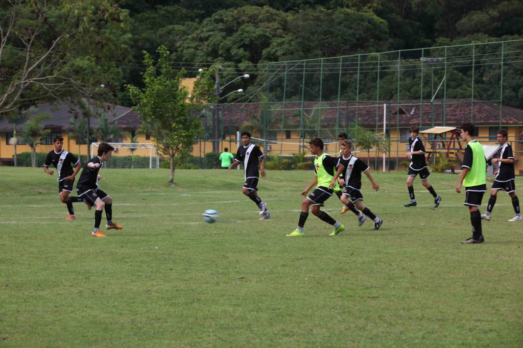 Garotos treinam durante o Vasco Camp