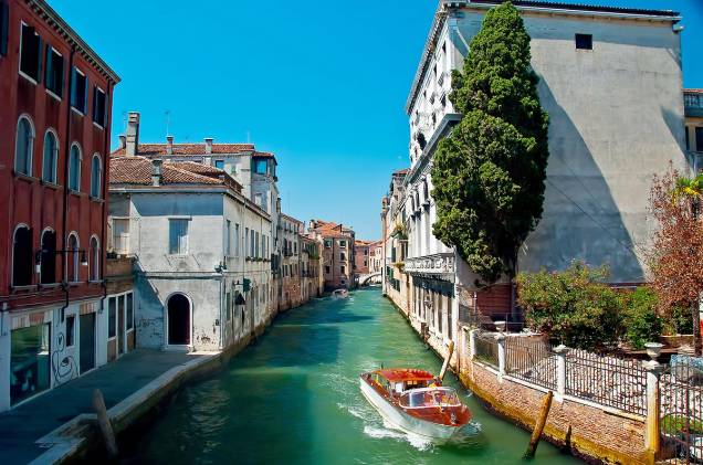 Charmosa, Veneza é destino de lua-de-mel de casais apaixonados que desejam passear de gôndola ao pôr-do-sol Charmosa, Veneza é destino de lua-de-mel de casais apaixonados que desejam passear de gôndola ao pôr-do-sol