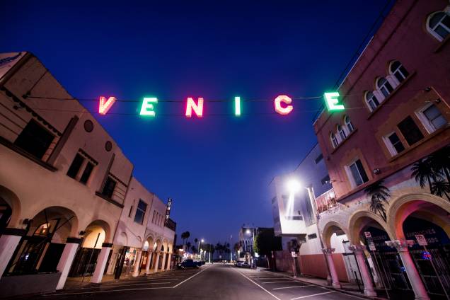 O letreiro de Venice Beach iluminado O letreiro de Venice Beach iluminado