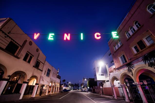 O letreiro de Venice Beach iluminado
