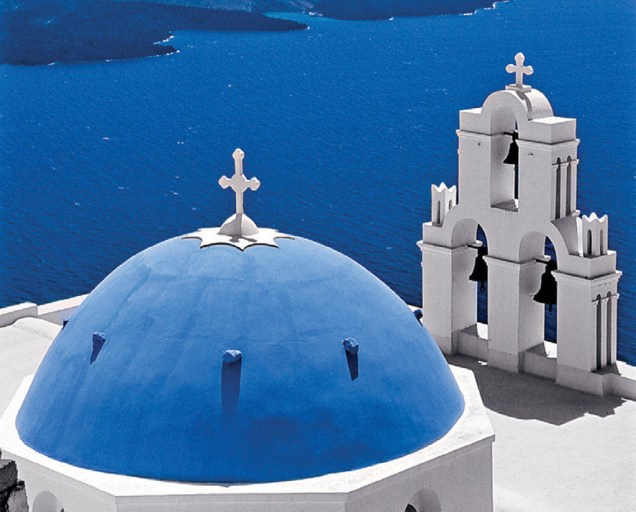 As igrejas da ilha são identificadas pelas cúpulas azuladas; em Santorini, é fácil se perder entre elas