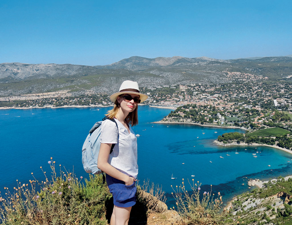 Mulher explora os segredos da Cidade de Cassis, Fran&ccedil;a