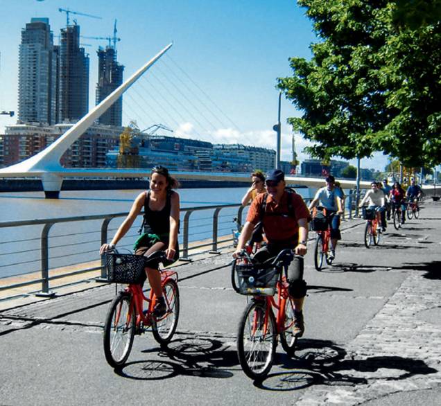 Ciclistas passeiam pelo calçadão cheio de bares, cafés e restaurantes em Puerto Madero, <a href="http://viajeaqui.abril.com.br/cidades/ar-buenos-aires/" rel="Buenos Aires">Buenos Aires</a>