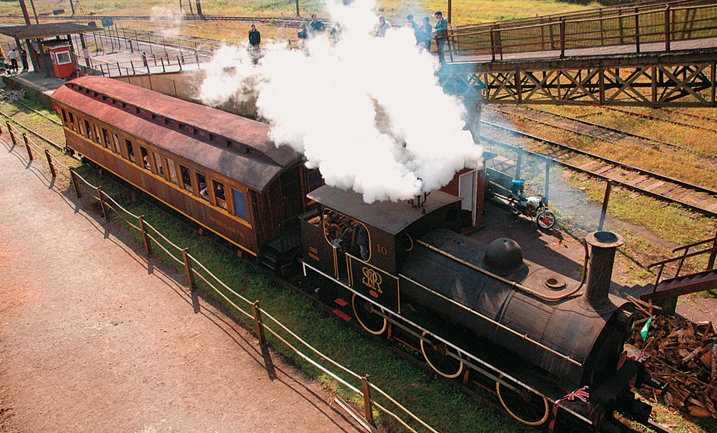 A locomotiva de 1867 bota fogo nas caldeiras no Museu Ferroviário do Funicular