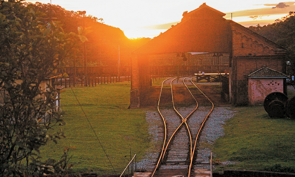 Pôr do sol em Paranapiacaba, onde tudo é serra e ferrovia