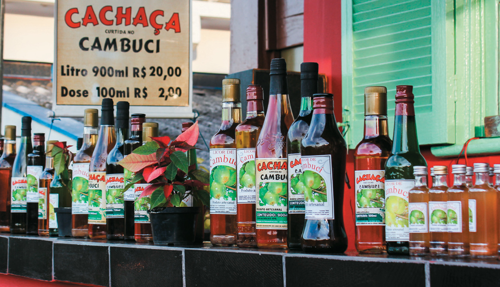 Orgulho local, a cachaça feita com cambuci abre os trabalhos para apreciar o pôr do sol