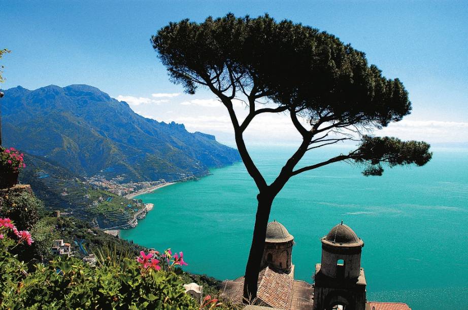 A Villa Rufolo localiza-se na entrada de Ravello e é cercada por belos jardins. Todo ano, ela recebe o Ravello Festival, que reúne concertos de música clássica, mostras e cinema, arte e literatura