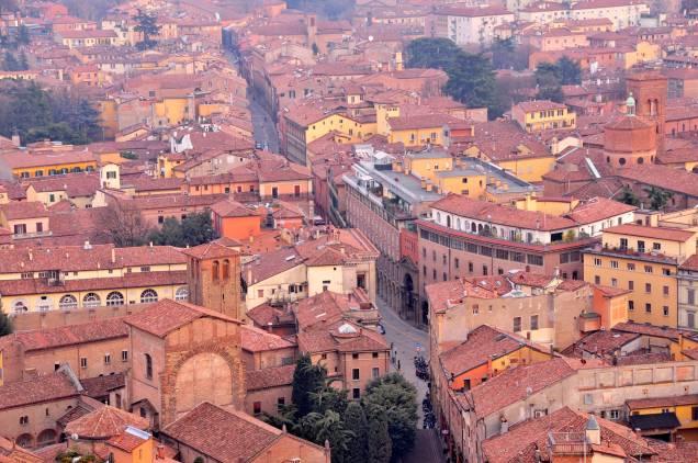 Toda trabalhada no terracota, Bolonha não é só monocromática, mas também tem um estilo arquitetônico que se repete em quase todas as suas ruas: as calçadas são cobertas por arcos, que acompanham a arquitetura dos edifícios - e são perfeitos para fugir da chuva ou do calor intenso do verão italiano. Os telhados marrons também ajudam a cidade a manter a sua homogeneidade Toda trabalhada no terracota, Bolonha não é só monocromática, mas também tem um estilo arquitetônico que se repete em quase todas as suas ruas: as calçadas são cobertas por arcos, que acompanham a arquitetura dos edifícios - e são perfeitos para fugir da chuva ou do calor intenso do verão italiano. Os telhados marrons também ajudam a cidade a manter a sua homogeneidade