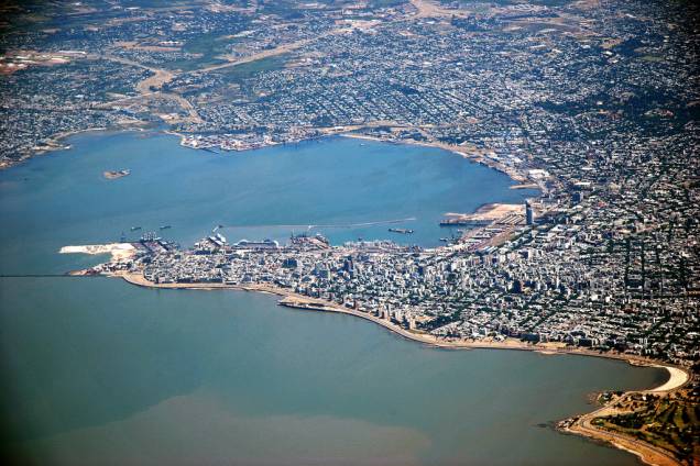 Vista aérea de Montevidéu, às margens do rio da Prata
