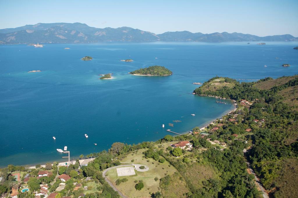 A Ilha Grande não cansa de mostrar sua cara em um longo trecho da Rio-Santos (foto: Felipe Goifman/iStock)