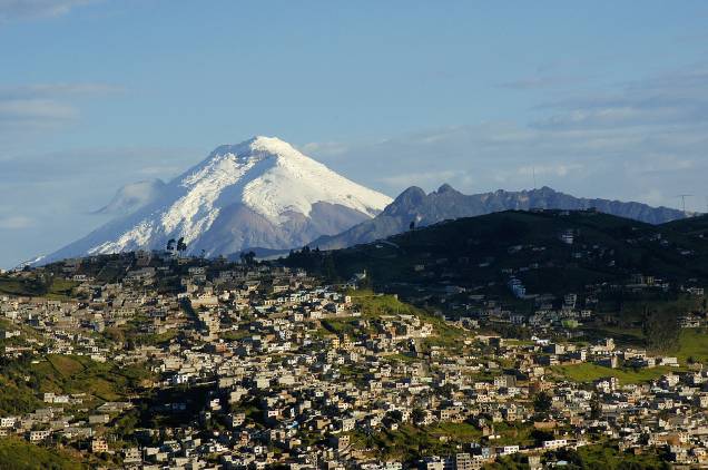 Vista do vulcão Cotopaxi, um dos símbolos naturais de Quito, capital do Equador