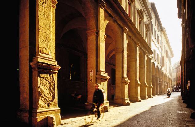 A Via Zamboni, na <a href="http://viajeaqui.abril.com.br/estabelecimentos/italia-bolonha-atracao-universita-di-bologna" rel="universitária" target="_blank">universitária</a> e calórica Bolonha 