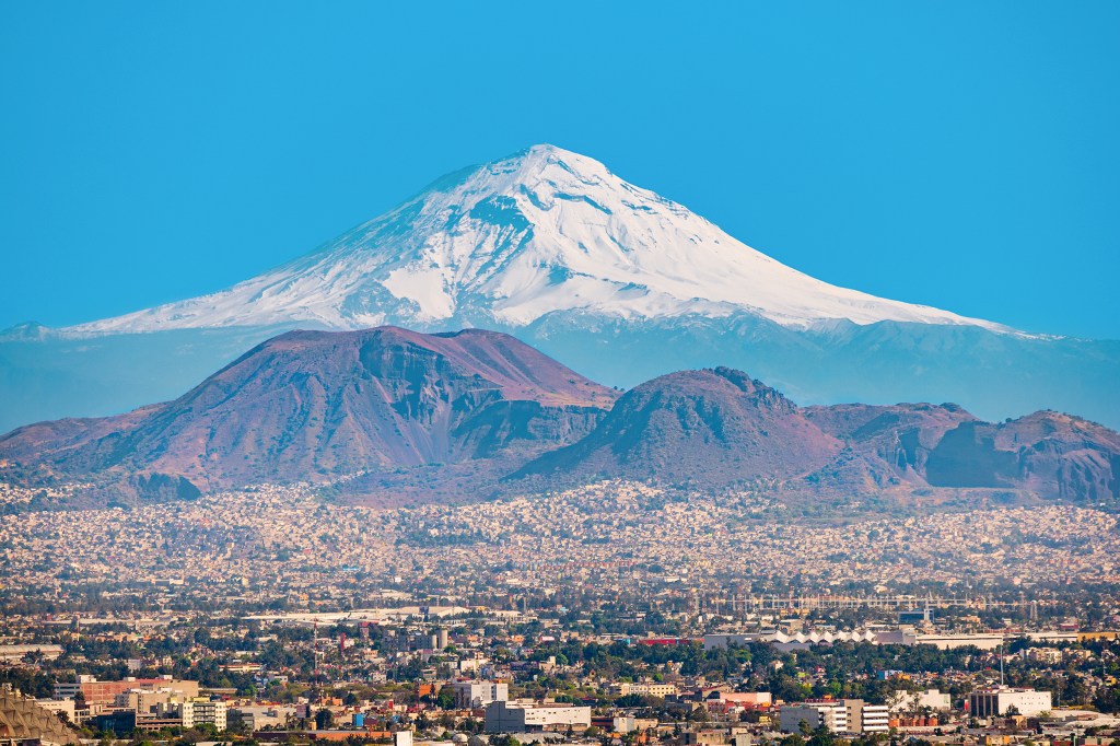 Vulcão Popocatepetl na Cidade do México