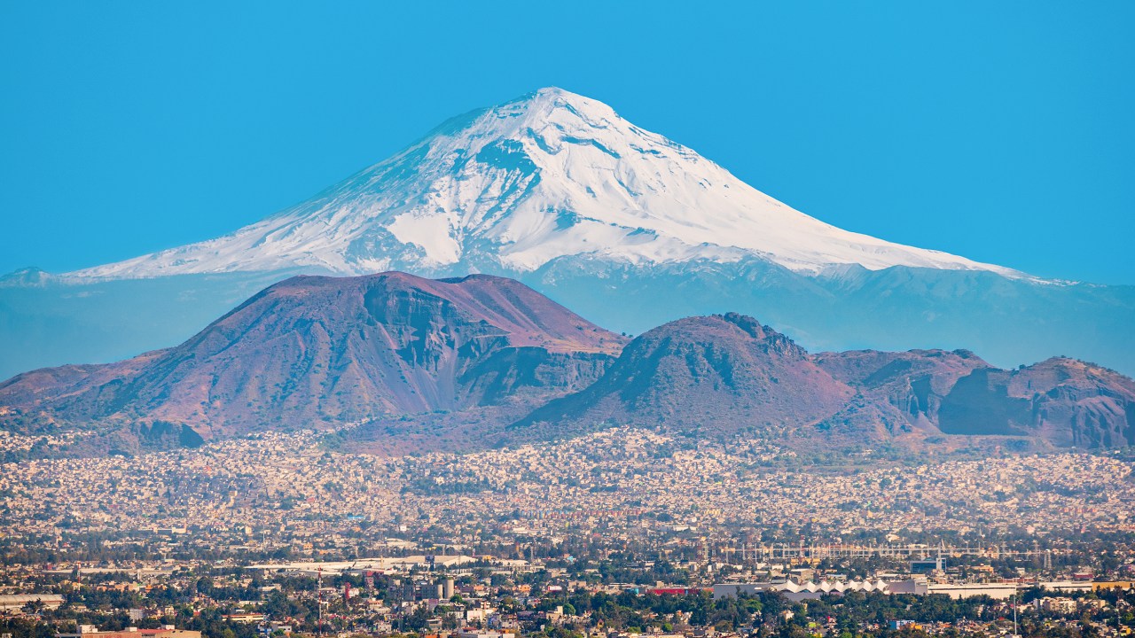 Vulcão Popocatepetl na Cidade do México