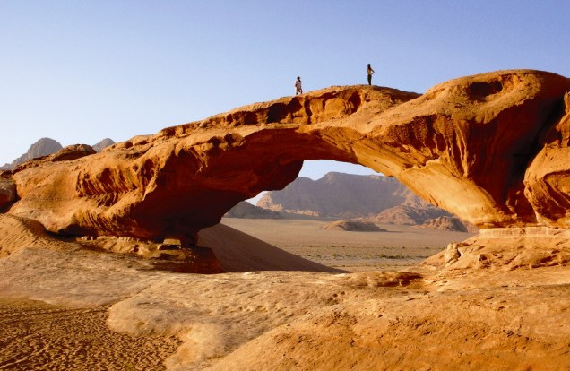 Ponte natural de pedra no deserto jordaniano de Wadi Rum; dá pra circular neste cenário do além em carros 4x4 ou pernoitar em um acampamento pra fazer uma imersão completa na cultura da região, experiências sempre capitaneadas pelos beduínos que moram na aldeia local