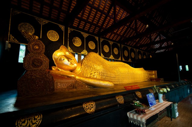 Buda reclinado do templo Wat Chedi Luang, em Chiang Mai