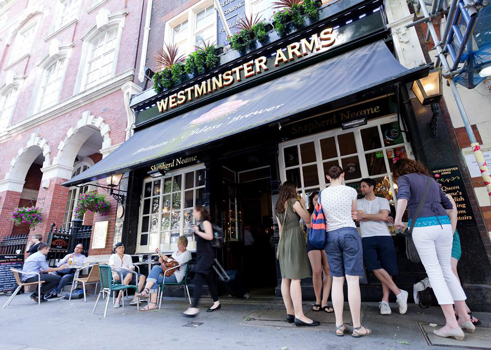 O Westminster Arms, pub fundado em 1913 em uma ruela atrás da Abadia de Westminster, está no roteiro
