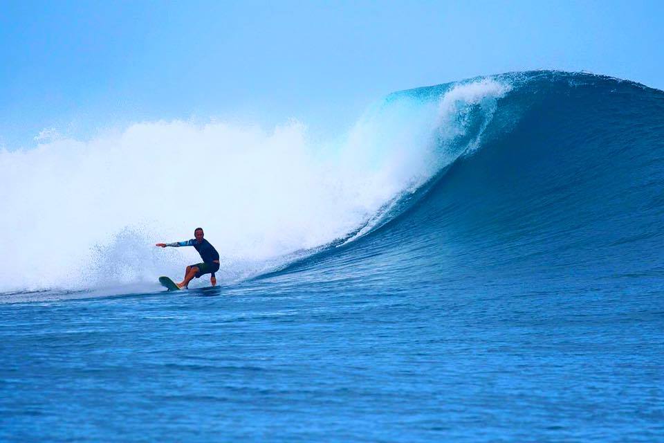Wilhelm surfando wm Mentawai