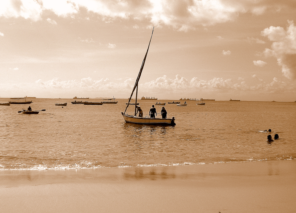 Pescadores e banhistas no Porto da Barra, Salvador, Bahia