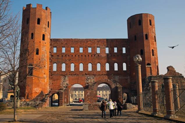 A área da Porta Palatina, próxima ao Duomo, é tudo o que resta dos muros romanos da colônia de Augusta Taurinorum A área da Porta Palatina, próxima ao Duomo, é tudo o que resta dos muros romanos da colônia de Augusta Taurinorum