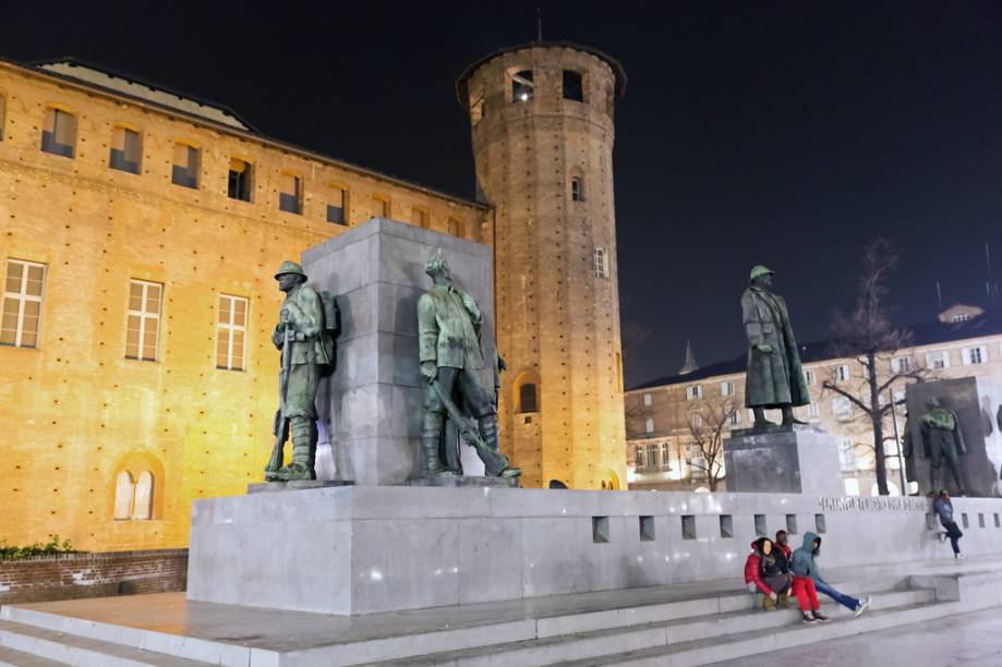 Em contraposição à sua fachada barroca, o Palazzo Madama possui um aspecto de castelo na sua parte dos fundos, onde fica o monumento a Emanuele Filberto, duque dAosta