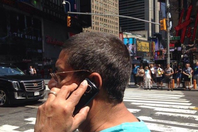 Zeca Pagodinho é um cara das antigas e usa telefone para falar ao invés de perder tempo no Instagram. (Foto: Reprodução/ Facebook)