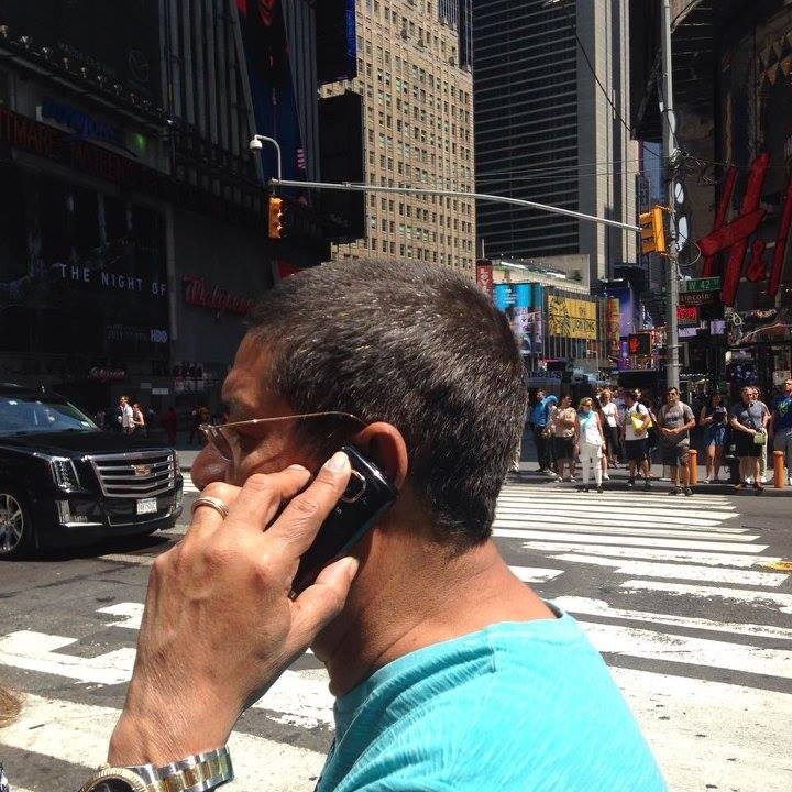 Zeca Pagodinho é um cara das antigas e usa telefone para falar ao invés de perder tempo no Instagram. (Foto: Reprodução/ Facebook)