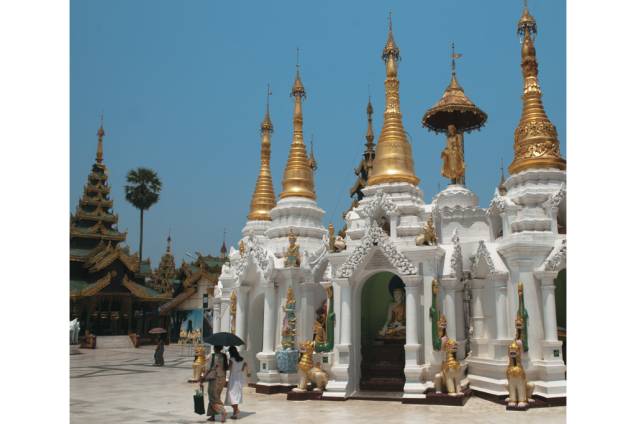 Mais de 60 pequenos templos como este circundam o majestoso Shwedagon, em Yangon