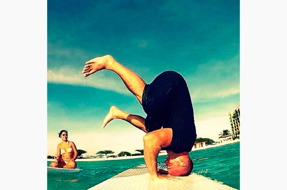 <a href="http://instagram.com/pausethemoment" rel="@pausethemoment" target="_blank"><strong>@pausethemoment</strong></a>            Yoga no Stand Up Paddle em Aruba