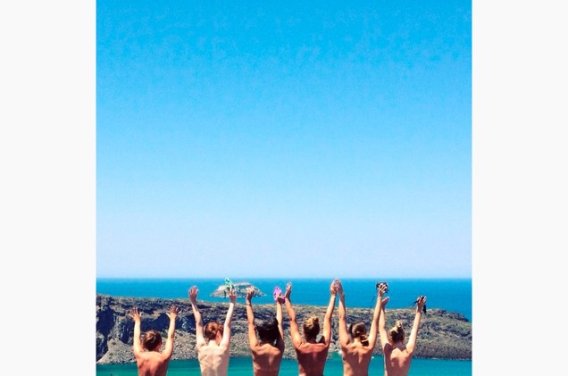 <a href="https://instagram.com/the_topless_tour" rel="@the_topless_tour" target="_blank"><strong>@the_topless_tour</strong></a>            Turistas belgas tiraram uma foto para o #TheToplessTour em Santorini, na Grécia