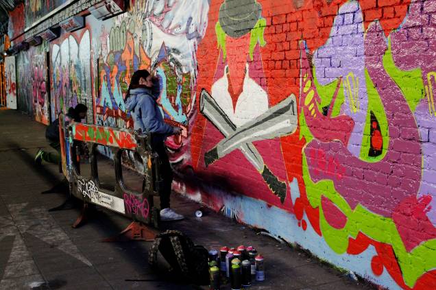 <strong>3. Diferentes artistas, diferentes técnicas</strong> E sabe o que tornou a arte de rua e o graffiti tão especiais em Londres? É a sua imensa capacidade de apresentar, em um mesmo espaço, não só artistas de diferentes nacionalidades e culturas, mas, sim, de técnicas totalmente distintas. Em outras palavras, os artistas não só apresentam as suas novidades para o público, como também desenvolvem em conjunto trabalhos e formam de sempre aprimorarem a sua expressão artística <strong>3. Diferentes artistas, diferentes técnicas</strong> E sabe o que tornou a arte de rua e o graffiti tão especiais em Londres? É a sua imensa capacidade de apresentar, em um mesmo espaço, não só artistas de diferentes nacionalidades e culturas, mas, sim, de técnicas totalmente distintas. Em outras palavras, os artistas não só apresentam as suas novidades para o público, como também desenvolvem em conjunto trabalhos e formam de sempre aprimorarem a sua expressão artística