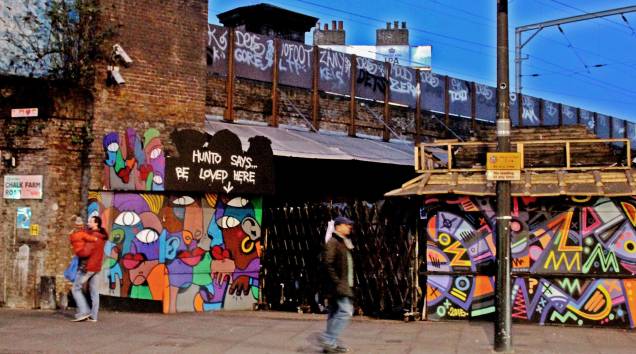 <strong>9. Bairro Camden Town</strong>Quer descobrir novos graffitis, além daqueles expostos em Brick Lane e Waterloo? A sugestão é ir ao bairro Camden Town, que, além de ter um comércio muito forte, começa a se estabelecer como um cenário cultural bastante vibrante. Esse graffiti fica bem próximo ao Camden Lock Market, uma espécie de feira / mercado ideal para degustar comidas e realizar compras <strong>9. Bairro Camden Town</strong>Quer descobrir novos graffitis, além daqueles expostos em Brick Lane e Waterloo? A sugestão é ir ao bairro Camden Town, que, além de ter um comércio muito forte, começa a se estabelecer como um cenário cultural bastante vibrante. Esse graffiti fica bem próximo ao Camden Lock Market, uma espécie de feira / mercado ideal para degustar comidas e realizar compras