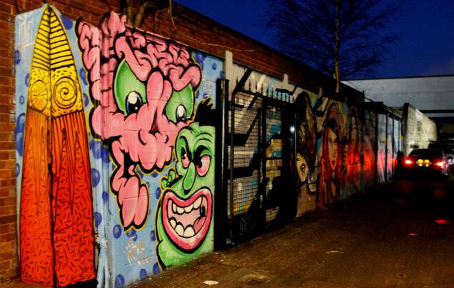 <strong>20. Cambridge Heath Road</strong>Saia da zona de conforto! Por mais que a cidade tenha pontos fixos e famosos em que você pode encontrar a arte de rua, a cidade guarda muitas surpresas, em momentos que você jamais imaginaria. É o caso desse graffiti, localizado ao lado de um espaço cultural em Cambridge Heath Road <strong>20. Cambridge Heath Road</strong>Saia da zona de conforto! Por mais que a cidade tenha pontos fixos e famosos em que você pode encontrar a arte de rua, a cidade guarda muitas surpresas, em momentos que você jamais imaginaria. É o caso desse graffiti, localizado ao lado de um espaço cultural em Cambridge Heath Road