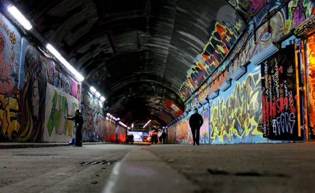 <strong>13. Leake Street Graffiti Tunnel</strong>O Leake Street Graffiti Tunnel é um local autorizado para os artistas produzirem arte de rua e/ou graffiti. Além disso, o espaço também abriga evento culturais periodicamente. Essa área ganhou referência, em 2008, quando o reconhecido artista britânico Banksy fez uma intervenção no espaço por intermédio da idealização do Festival Can (can, significa, em inglês, a latinha de spray). O nome do evento era uma referência ao Festival de Cinema de Cannes