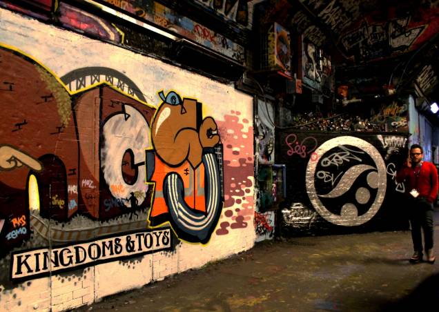<strong>15. Bansky e Invader</strong>Os trabalhos de Bansky apresentam, com toques de ironia, uma crítica à sociedade atual, com foco nas questões que envolvem guerra e política. Além disso, um dos seus filmes concorreu ao Oscar. Contudo, o artista não é o único que fez (e ainda faz) história pelas ruas de Londres. O trabalho do artista francês Invader também é muito respeitado. Seus trabalhos lembram personagens de videogame e são feitos em pequenas lajotas, que os donos dos imóveis retiram para vender no comércio eletrônico <strong>15. Bansky e Invader</strong>Os trabalhos de Bansky apresentam, com toques de ironia, uma crítica à sociedade atual, com foco nas questões que envolvem guerra e política. Além disso, um dos seus filmes concorreu ao Oscar. Contudo, o artista não é o único que fez (e ainda faz) história pelas ruas de Londres. O trabalho do artista francês Invader também é muito respeitado. Seus trabalhos lembram personagens de videogame e são feitos em pequenas lajotas, que os donos dos imóveis retiram para vender no comércio eletrônico
