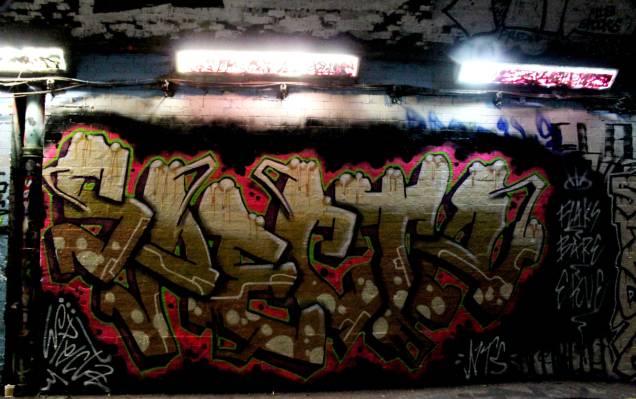 <strong>10. Leake Street Graffiti Tunnel, de NTS</strong>Sabia que graffiti e arte de rua não são palavras sinônimas? Graffiti é uma intervenção feita por intermédio de tipos de letras e tags. Já a arte de rua ou street art é uma manifestação artística que pode ser desenvolvida com diversas ferramentas, desde o estêncil até instalações, desenhos em 3D, entre outras. Nessa imagem, você observa um graffiti instalado no mais extenso local de arte de rua da cidade londrina, o Leake Street Graffiti Tunnel, de autoria de NTS