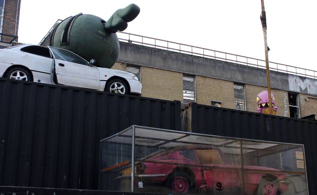 <strong>16. Instalação aproveitadora</strong>Com toda essa ‘euforia lucrativa’ sobre a arte de rua britânica, há também um outro ponto polêmico. Os artistas que estão começando a se estabelecer no mercado e na rua "aproveitam" obras já reconhecidas para fazer os seus trabalhos. Ou seja, muitos deles fazem intervenções e/ ou pintam por cima. É o caso dessa instalação, que foi pintada na vidraça sobre uma arte do Bansky, que hoje já não pode ser vista. Isso, de certa forma, comprova o quanto a arte de rua é contemporânea e mutável como as cidades e corre ao lado dos acontecimentos da sociedade atual <strong>16. Instalação aproveitadora</strong>Com toda essa ‘euforia lucrativa’ sobre a arte de rua britânica, há também um outro ponto polêmico. Os artistas que estão começando a se estabelecer no mercado e na rua "aproveitam" obras já reconhecidas para fazer os seus trabalhos. Ou seja, muitos deles fazem intervenções e/ ou pintam por cima. É o caso dessa instalação, que foi pintada na vidraça sobre uma arte do Bansky, que hoje já não pode ser vista. Isso, de certa forma, comprova o quanto a arte de rua é contemporânea e mutável como as cidades e corre ao lado dos acontecimentos da sociedade atual