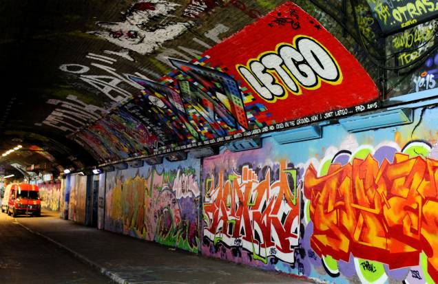 <strong>14. "Let go"</strong>O interessante é que, após esse movimento de arte de rua ganhar espaço no túnel e intensa divulgação local, Bansky começou a ser valorizado pelo seu trabalho. Hoje, quando o artista produz uma obra em um espaço, os donos dos imóveis protegem a área. Dessa forma, além de atrair turistas e pessoas interessadas em arte de rua, o valor do imóvel aumenta em cerca de 60 a 70% <strong>14. "Let go"</strong>O interessante é que, após esse movimento de arte de rua ganhar espaço no túnel e intensa divulgação local, Bansky começou a ser valorizado pelo seu trabalho. Hoje, quando o artista produz uma obra em um espaço, os donos dos imóveis protegem a área. Dessa forma, além de atrair turistas e pessoas interessadas em arte de rua, o valor do imóvel aumenta em cerca de 60 a 70%