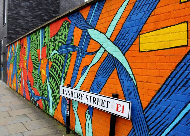 <strong>5. East End de Londres: o epicentro do grafitti</strong>O percurso para procurar arte de rua é intenso na área East End de Londres porque são várias ruas seguidas, onde, aos poucos, você descobre novos trabalhos. Por outro lado, é interessante notar que o espaço oferece inúmeros estabelecimentos para o seu descanso, como livrarias, brechós, restaurantes e, claro, uma feirinha com comidas de todas as partes do mundo <strong>5. East End de Londres: o epicentro do grafitti</strong>O percurso para procurar arte de rua é intenso na área East End de Londres porque são várias ruas seguidas, onde, aos poucos, você descobre novos trabalhos. Por outro lado, é interessante notar que o espaço oferece inúmeros estabelecimentos para o seu descanso, como livrarias, brechós, restaurantes e, claro, uma feirinha com comidas de todas as partes do mundo