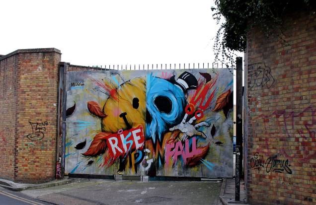 <strong>19. À procura da "obra perfeita”</strong>Não se assuste se, durante sua busca pela street art, você se deparar com várias pessoas ao seu redor também à procura da "obra perfeita”. A cidade se tornou um celeiro mundial de grafiteiros e/ou artistas. E, como poderá perceber, essa linguagem artística é abraçada pelo comércio local que estimula essa espécie de "turismo urbano" pela própria cidade e pelo universo cultural – não só londrino, como também de outros países que apontam Londres como uma das capitais mais importantes para a arte de rua mundial <strong>19. À procura da "obra perfeita”</strong>Não se assuste se, durante sua busca pela street art, você se deparar com várias pessoas ao seu redor também à procura da "obra perfeita”. A cidade se tornou um celeiro mundial de grafiteiros e/ou artistas. E, como poderá perceber, essa linguagem artística é abraçada pelo comércio local que estimula essa espécie de "turismo urbano" pela própria cidade e pelo universo cultural – não só londrino, como também de outros países que apontam Londres como uma das capitais mais importantes para a arte de rua mundial