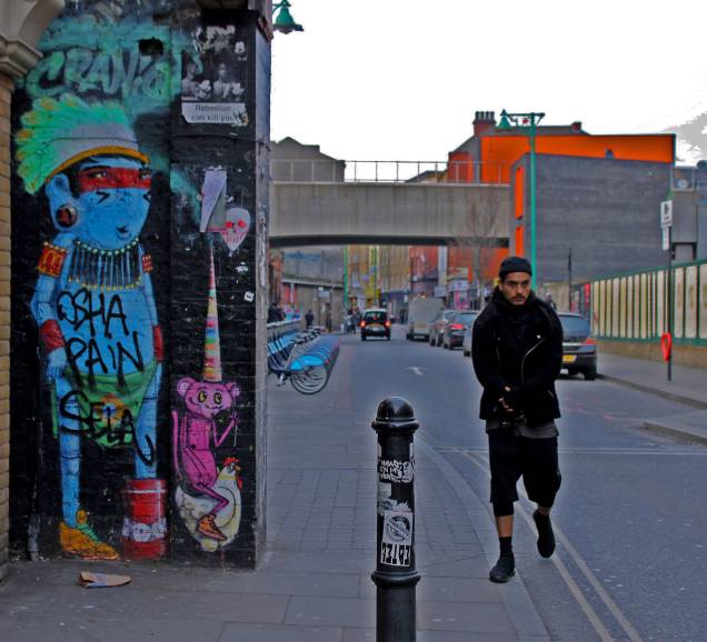 <strong>2. Arte de Cranio </strong>        O interessante em Londres é que a arte de rua anda, lado a lado, com outras atividades culturais e ou comerciais. Não só na questão de ser inspirada por movimentos sociais e notícias locais, como também devido à localização em pontos estratégicos. Esse é o caso da arte do artista Cranio, que está ao lado de um dos brechós de grande referência na cidade. Número latitude no Google Maps: 
