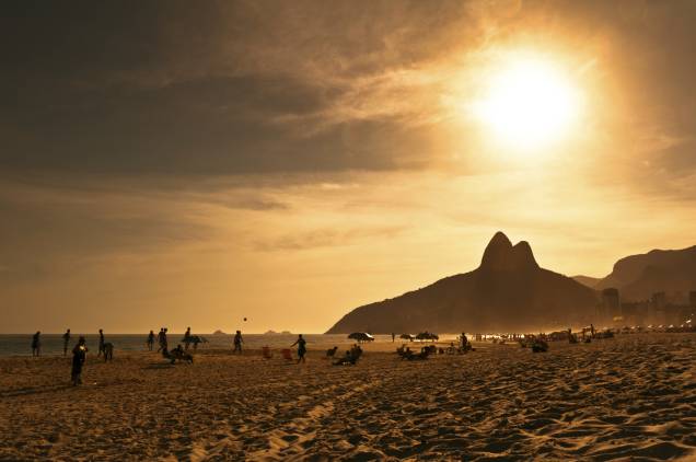 O pôr do sol na orla da zona sul carioca merece aplausos – e os recebe praticamente todos os dias
