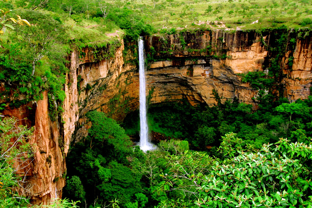 Cachoeira Véu de Noiva, no Parque Nacional da Chapada dos Guimarães (MT)