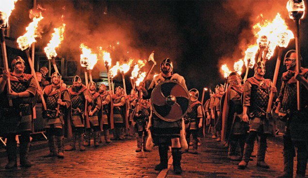 As comemorações começam no dia 30 com uma procissão de homens vestidos de viking seguidos pela multidão, que empunha tochas. Informações sobre a virada no site <a href="https://www.edinburghshogmanay.org" rel="www.edinburghshogmanay.org" target="_blank">www.edinburghshogmanay.org</a>