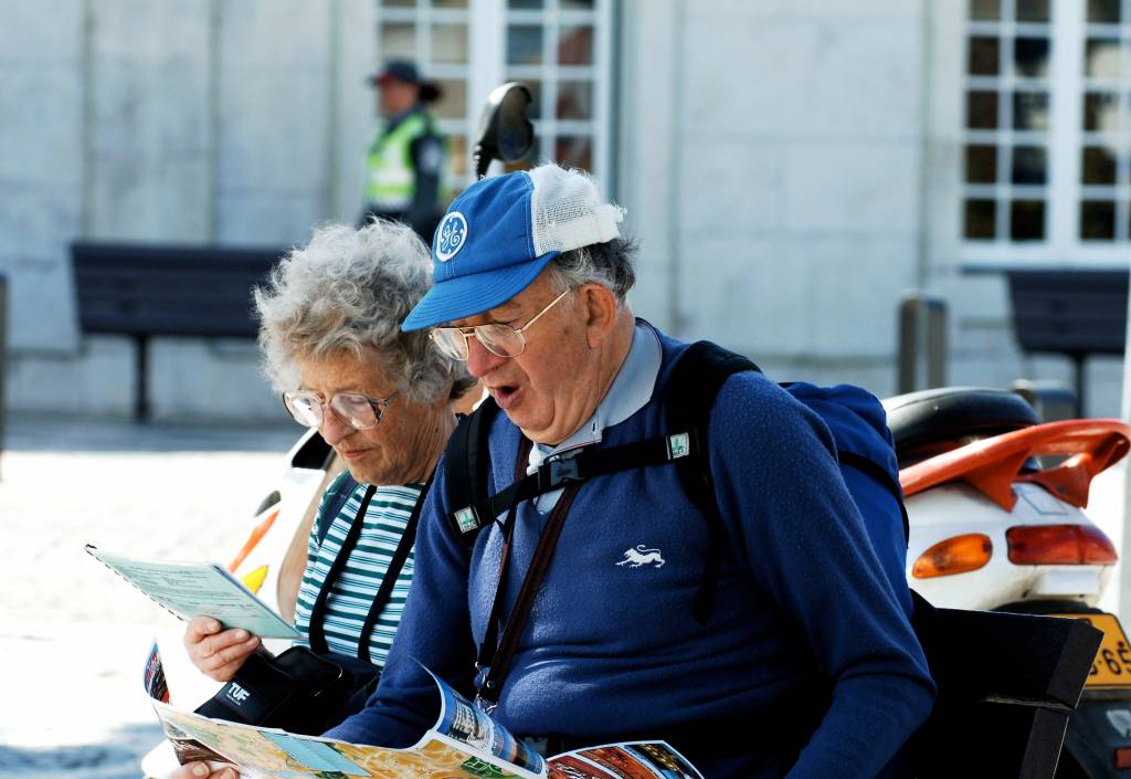 casal-de-idosos-observam-mapas-em-cascais-portugal