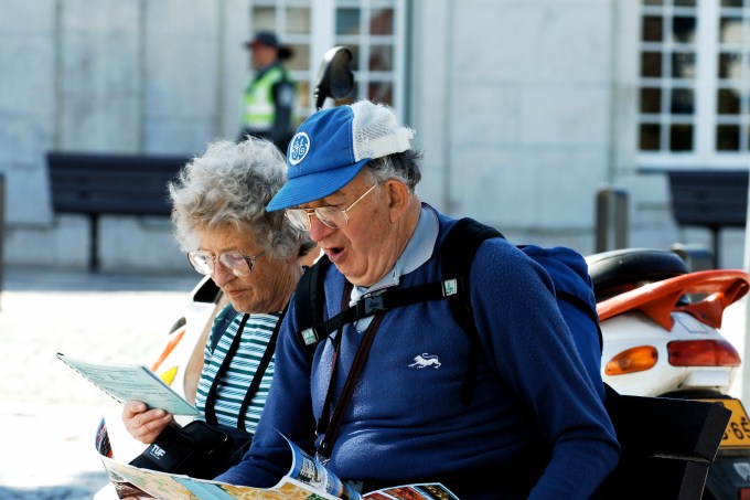 casal-de-idosos-observam-mapas-em-cascais-portugal