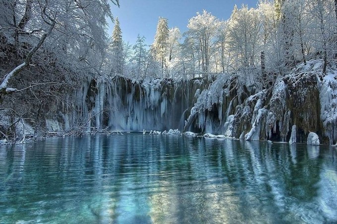 Lagos de Plitvice congelados na Croácia