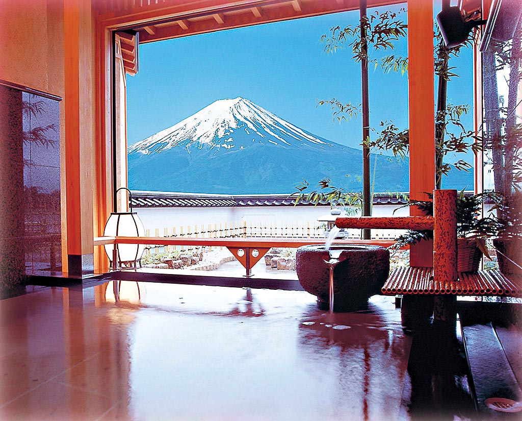Vista para o Monte Fuji da janela de parede inteira de um banho quente (onsen) de um Ryokan